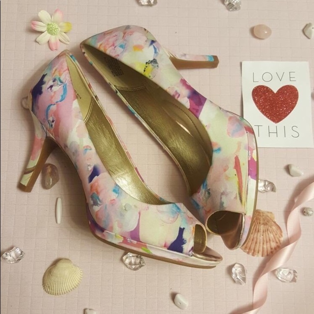 Size 9.5 watercolor Bandolino high heels